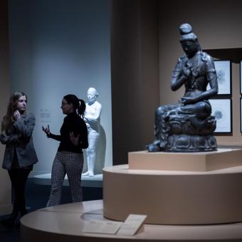 Visitantes en una de las salas de la exposición.