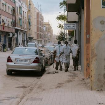 Un grup de persones caminant pel carrer després de retirar runes.