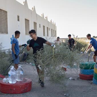 Joves beneficiaris del projecte Aljadid, Nuevos Caminos, de l'Asociación Ítaca para el Desarrollo e Inclusión de la Infancia y Juventud (Almeria), rehabilitant un espai comú.