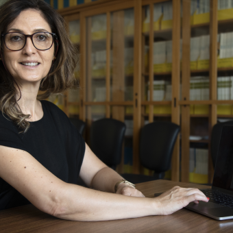 La investigadora Leonor Saúde observa la medul·la espinal d'un ratolí.
