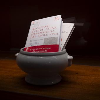 Volumen 10 de la Colección 7 Portes de Recetarios Históricos de Cocina Catalana.