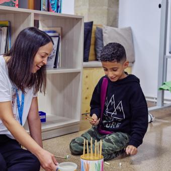 CaixaProinfancia ofrece colonias y campamentos urbanos de Semana Santa en Cataluña para niños y niñas en situación de vulnerabilidad.