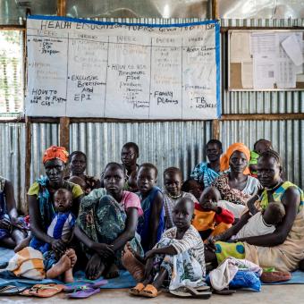 Diverses mares i infants esperen el seu torn per ser atesos a l'espai per a consultes de salut del camp de refugiats de Kule situat a la regió de Gambella (Etiòpia).