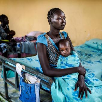 Nyawech Ter (20 anys), originària de Sudán del Sud, amb el seu fill malalt a l'interior d'una sala d'estabilització hospitalària del camp de refugiats de Pugnido 2 situat a la regió de Gambella (Etiòpia).