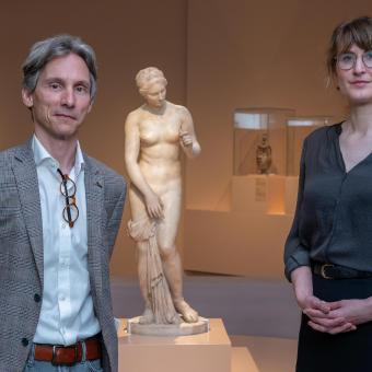 El director de CaixaForum València, Álvaro Borrás, i la comissària i responsable de desenvolupament de contingut d'exposicions internacionals del British Museum, Belinda Crerar.