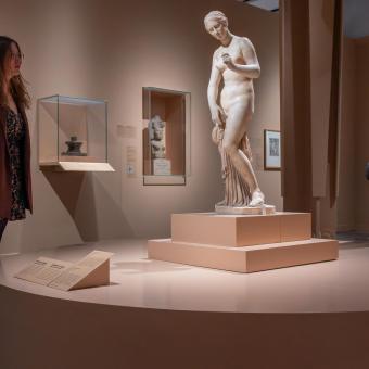 L'exposició «Venerades i temudes. El poder femení a l'art i les creences» compta amb moltes obres i escultures de diversos segles.