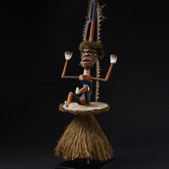 Tocado de danza de Nueva Bretaña, Papúa Nueva Guinea. Década de 1980. Madera, fibra i hoja de helecho.