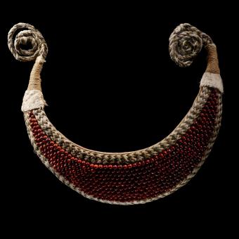 Ornamento de las islas Marquesas. 1800-1850. Coco, corteza, fibra de coco y semilla de abrus.