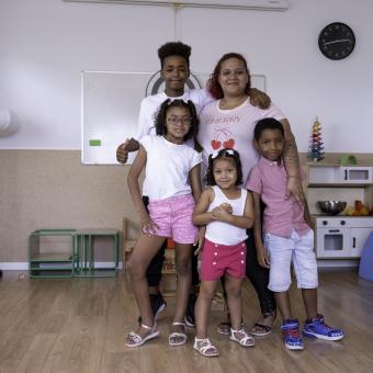 Estefanía Villalba con sus hijos Daenery, Chloé, Evy y Félix.