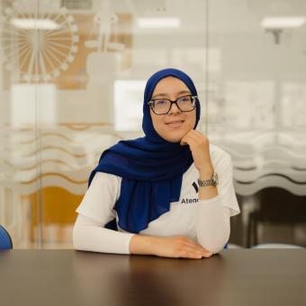 Portrait of Yousra Jellam, a CODENAF user currently working at Atende.
