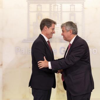 El presidente del Gobierno de La Rioja, Gonzalo Capellán, y el director general de la Fundación ”la Caixa”, Josep Maria Coronas, durante la firma del acuerdo.