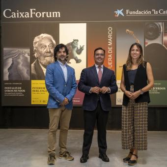 De izquierda a derecha: el jefe de contenidos de las Exposiciones y Actividades de Ciencia de la Fundación ”la Caixa”, Javier Hidalgo, el director de CaixaForum Sevilla, Moisés Roiz, y la jefa de contenidos de las Exposiciones de Arte de la Fundación ”la Caixa”, Carla Tarruella.