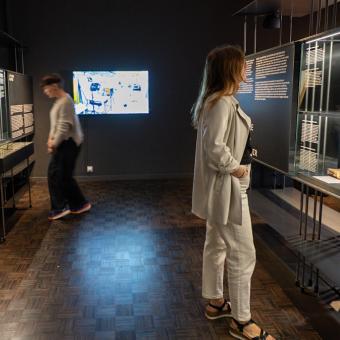 Visitants de l'exposició «Naufragis. Arqueologia submergida» a CaixaForum Lleida.