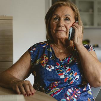 Teresa Mazón Sans, participante del programa Siempre Acompañados de la Fundación ”la Caixa”, hablando por teléfono.