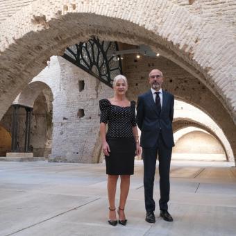 La consejera de Cultura y Deporte, Patricia del Pozo, y el subdirector general de la Fundación ”la Caixa”, Rafael Chueca.