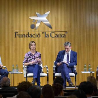 D’esquerra a dreta: Shrashtant Patara, director executiu de Development Alternatives i vicepresident executiu de DA Group (Delhi, Índia); Kasia Odrozek, coordinadora del *Business Council for Ethics of AI, Bioethics and Ethics of Science*, SHS Sector, UNESCO; José Moisés Martín Carretero, director general del Centre per al Desenvolupament Tecnològic i la Innovació (CDTI); i Gorka Espiau, director de l’Agirre Lehendakaria Center i director científic de Work4Progress (W4P).