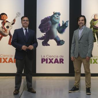 Moisés Roiz, director de CaixaForum Sevilla, y Javier Hidalgo, responsable de exposiciones de Ciencia de la Fundación "la Caixa", en el photocall de La ciencia de Pixar.