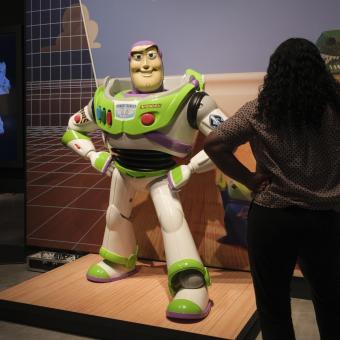 Una visitante posa junto a Buzzlightyear en la exposición de CaixaForum Sevilla. 