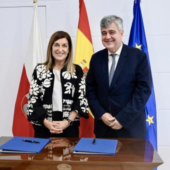 De derecha a izquierda: la presidenta de Cantabria, María José Sáenz de Buruaga, y el director general de la Fundación ”la Caixa”, Josep Maria Coronas.