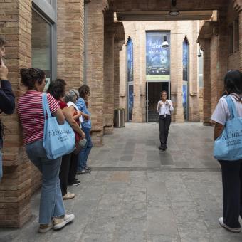 Una educadora de CaixaForum Barcelona introduint l'exposició al grup.