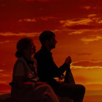 La silueta de dues persones en un capvespre.