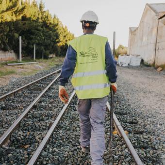 Mamadou treballa a les tasques de reconstrucció del territori gràcies al suport de la Fundació Nova Feina.