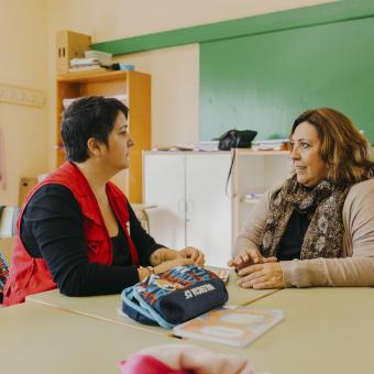 Inma, mare usuària de CaixaProinfància i Mónica San Julián, treballadora social de Save the children, conversant.