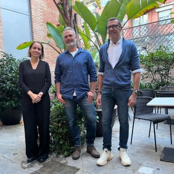 De izquierda a derecha: Marta Morales, del equipo de contenidos de CaixaForum+, Xavier Aldekoa, el periodista y director del documental, y Jaume Gil, director del Festival SUNCINE, en la presentación del largometraje.