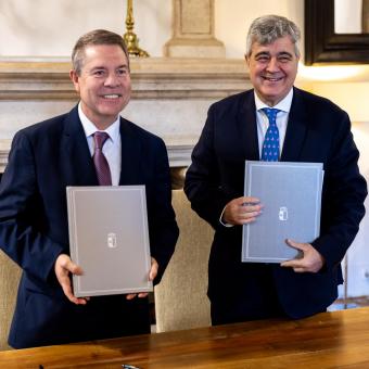 De izquierda a derecha: el presidente de la Junta de Comunidades de Castilla-La Mancha, Emiliano García-Page, y el director general de la Fundación ”la Caixa”, Josep Maria Coronas firmando el acuerdo marco que contempla la colaboración entre ambas instituciones.