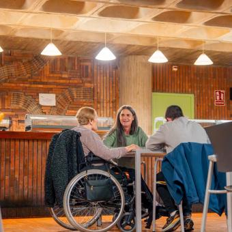 Yolanda Susán, Adrián Casado y Luisa jugando a un juego de mesa. 