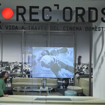 Imagen de la exposición Recuerdos. La vida a través del cine doméstico en CaixaForum Barcelona. 