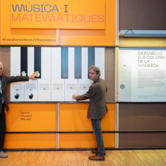 Carlos Calderón i Álvaro Borrás, a l'entrada de l'exposició a CaixaForum València.