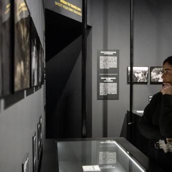 Una mujer en la muestra «Berlanga. Cine, vida y humor» en CaixaForum Zaragoza. 