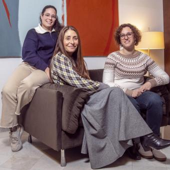 Left and right: Marta Gutiérrez and Elisa Sanz, psychologists of the Comprehensive care for people with advanced illnesses programme of the ”la Caixa” Foundation. In the center: Ana García Jorodovich, user of the programme.
