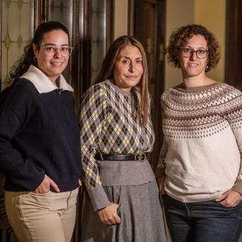 Left and right: Marta Gutiérrez and Elisa Sanz, psychologists of the Comprehensive care for people with advanced illnesses programme of the ”la Caixa” Foundation. In the center: Ana García Jorodovich, user of the programme.