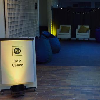 Sala calma accesible para personas con trastorno del espectro autista durante el concierto.