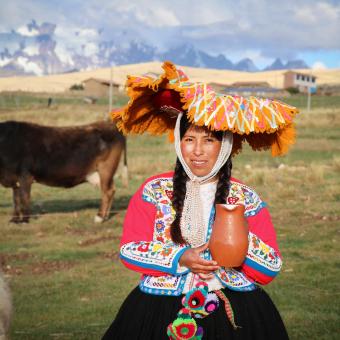 Bertha, emprendedora de la comunidad de Rodeana, promotora de la ruta de la leche, invita a los visitantes a degustar los derivados lácteos y la leche fresca de vaca. Además, pueden disfrutar de una tabla de quesos y compartir momentos agradables con su familia.