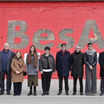 Fotografía de familia de la comitiva institucional que ha dado apoyo y reconocimiento al proyecto BesArt. The River Museum.
