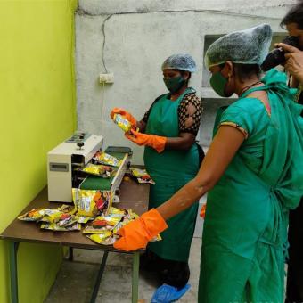 Mujeres trabajando en una unidad de procesamiento de BASANT.