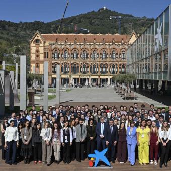 Foto de familia en el acto de entrega de becas de doctorado y posdoctorado de la Fundación ”la Caixa”, celebrado en el Museo de la Ciencia CosmoCaixa.