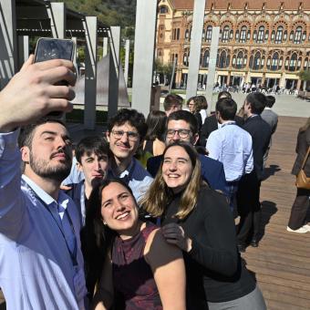 Becados de la Fundación ”la Caixa” haciéndose una foto en el Museo de la Ciencia CosmoCaixa. 