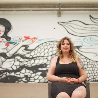 Imatge de Rita amb la seva obra al BesArt. The River Museum.