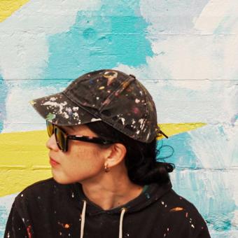 Imatge de Mina Hamada amb el seu mural.