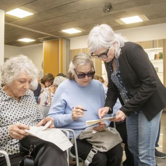 Elena Angulo junto con dos asistentes al taller de duelo en Barcelona.
