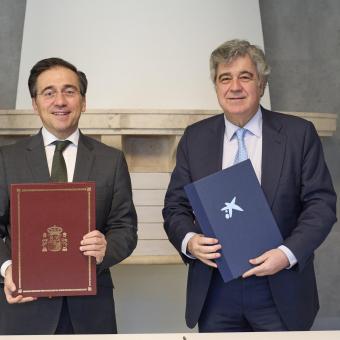 El ministre d’Afers Exteriors, Unió Europea i Cooperació, José Manuel Albares, i el director general de la Fundació ”la Caixa”, Josep Maria Coronas.