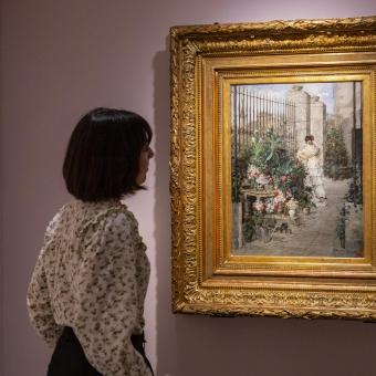 Una visitant admira l'obra «Parada de flors», present a l'exposició «La Botànica en l'art» a CaixaForum Girona.