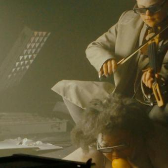 Imagen de la película Maison The Faux, While The World Burns del Moritz Feed Doc.