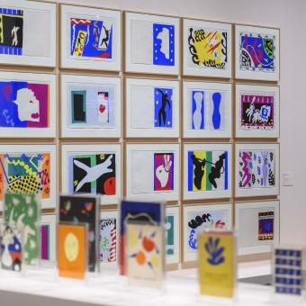 Un hombre observa las diversas obras presentes en una de las salas de la exposición Chez Matisse en CaixaForum Barcelona.