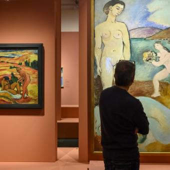Dos visitantes admirando una obra presente en la exposición Chez Matisse en CaixaForum Barcelona.