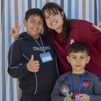  Helena Sánchez, trabajadora social y coordinadora del área de Infancia en la entidad ALFA, junto a Jose y Leonel.